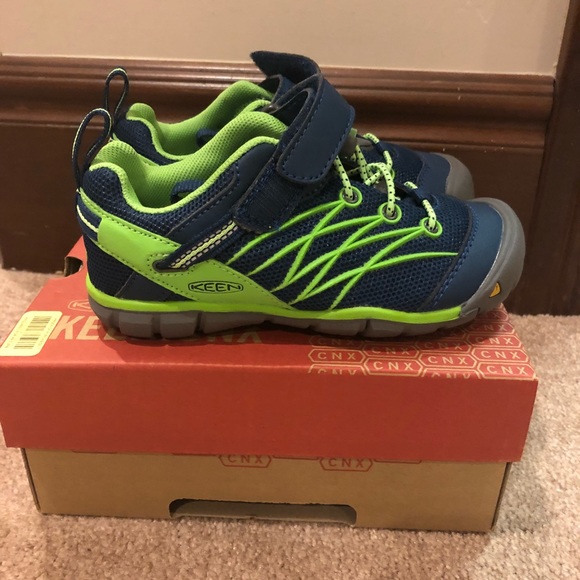 boys green tennis shoes